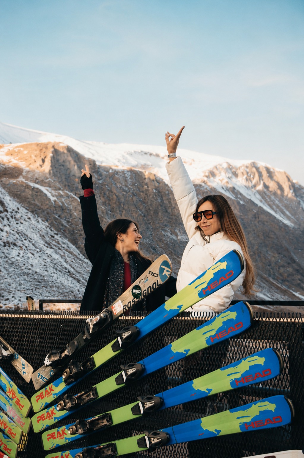 SONORA · amigas con esquís frente a la cordillera en Taringuita
