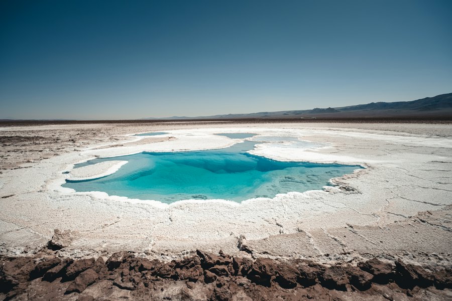 Laguna turquesa no deserto